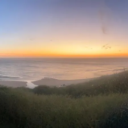 Mobil Au Bord De La Mer, Vue Sur La De La Falaise A Équihen-Plage