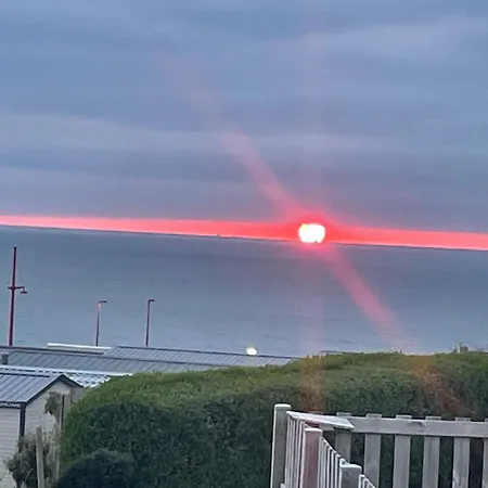 Mobil Au Bord De La Mer, Vue Sur La De La Falaise A 캠프장