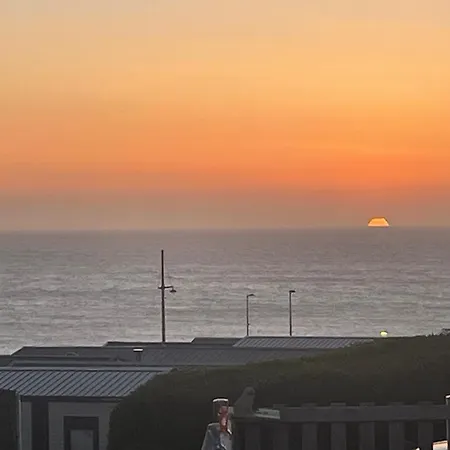 Mobil Au Bord De La Mer, Vue Sur La De La Falaise A Kemp