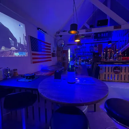 Mobil Au Bord De La Mer, Vue Sur La De La Falaise A Équihen-Plage